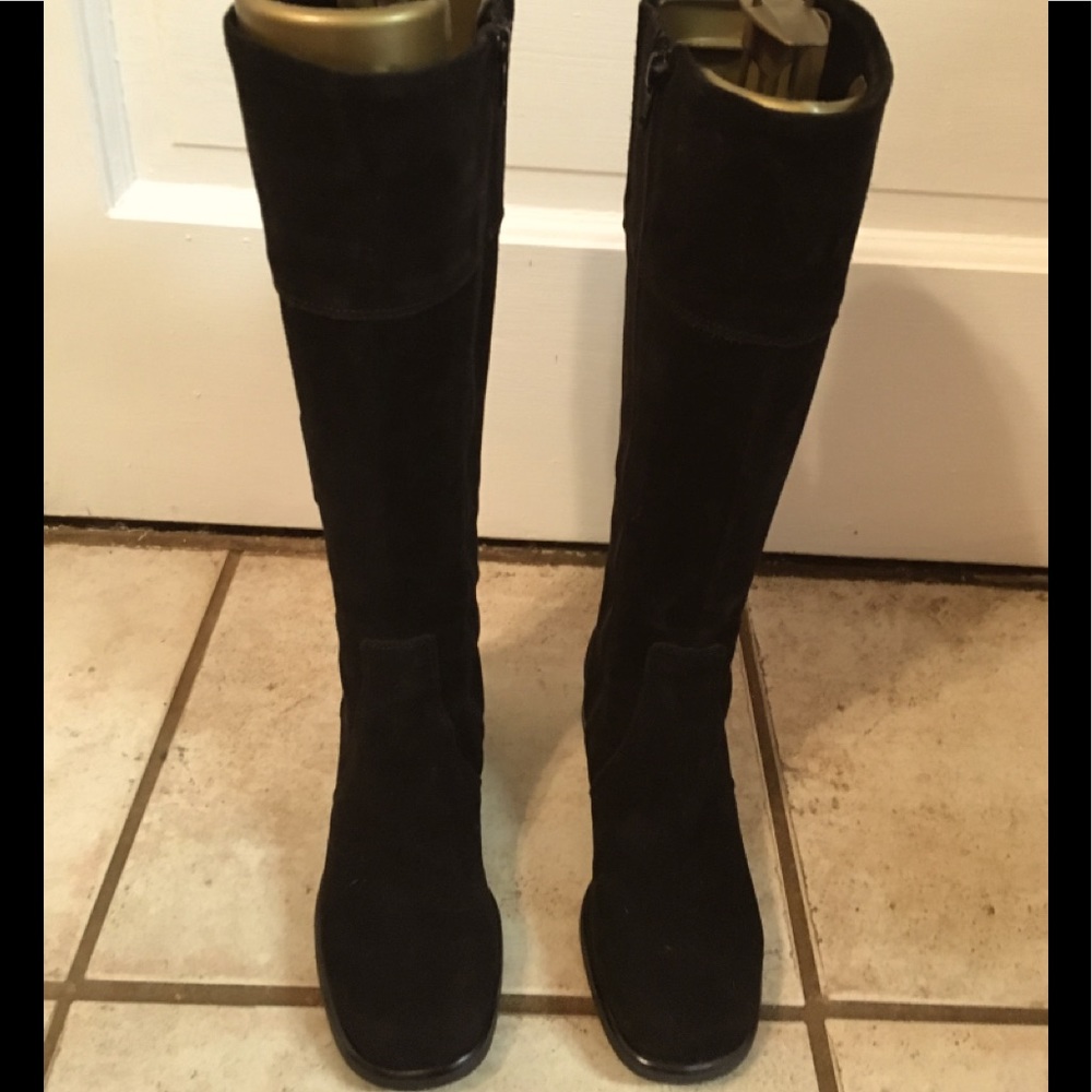 Black suede waterproof boots by La Canadienne.